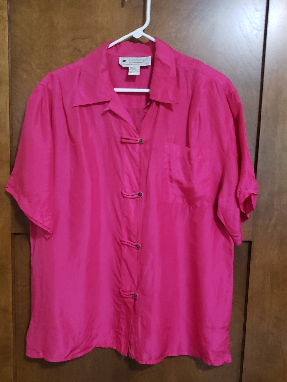 100% Silk short sleeve with pocket and frog type closure top-vintage.Bin#14